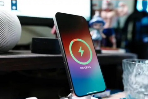 澄海苹果15换屏服务分享用什么充电器给iPhone15充电更好 